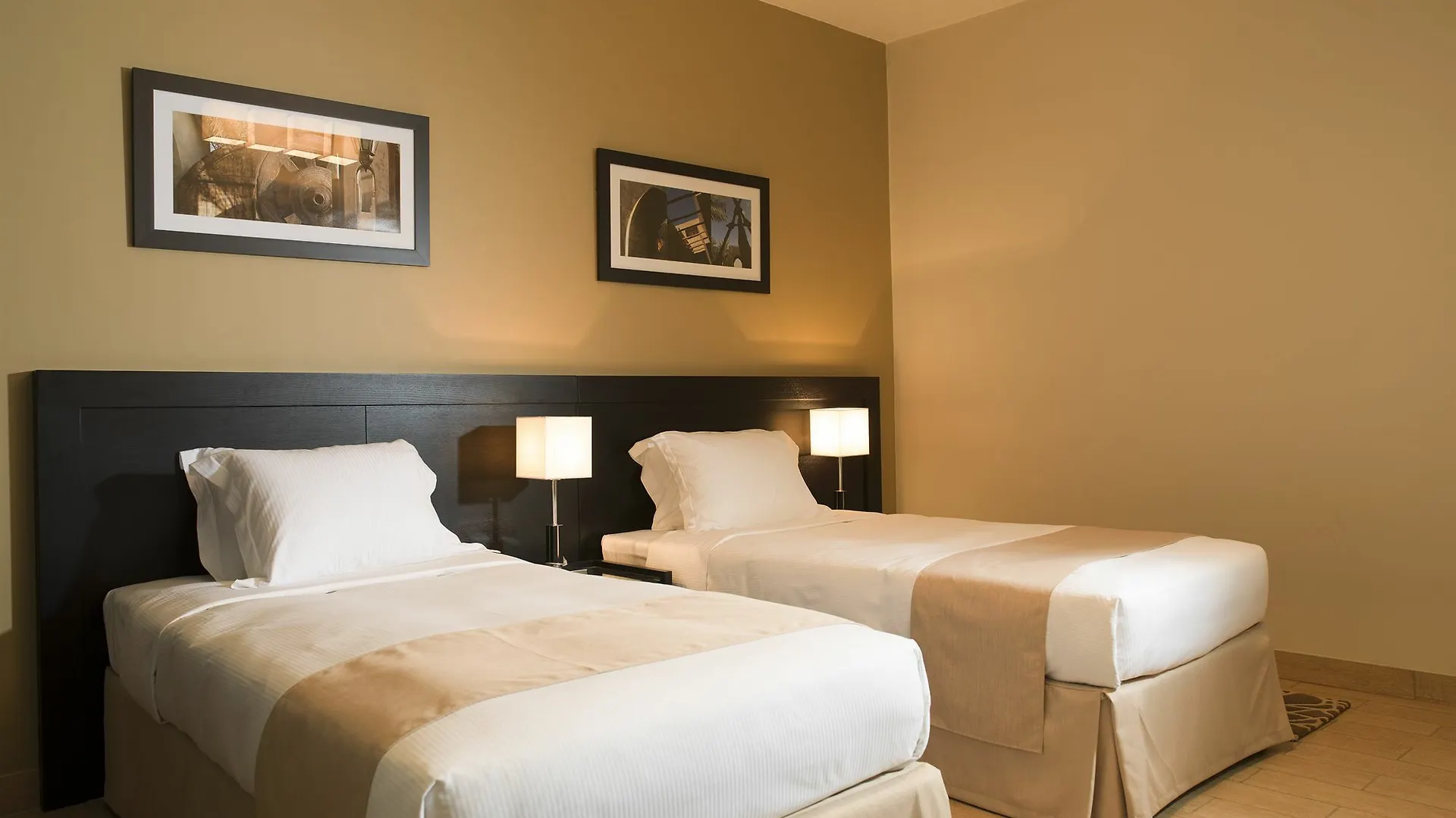 더 아파트, Dubai World Trade Centre Hotel Apartments